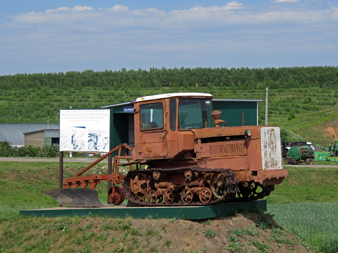 Татарстан, № (16) Б/Н СТ 0017 — ДТ-75 (общая модель); Техника на постаментах, памятники (Татарстан); Татарстан — Спецтехника на постаментах