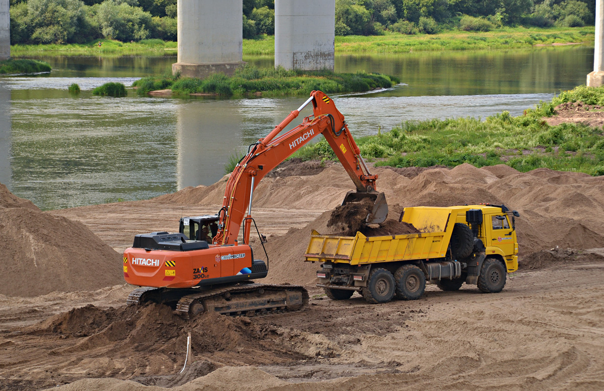 Калужская область, № 8565 КВ 40 — Hitachi ZX300 (общая модель); Калужская область, № Р 905 АК 40 — КамАЗ-43118-50