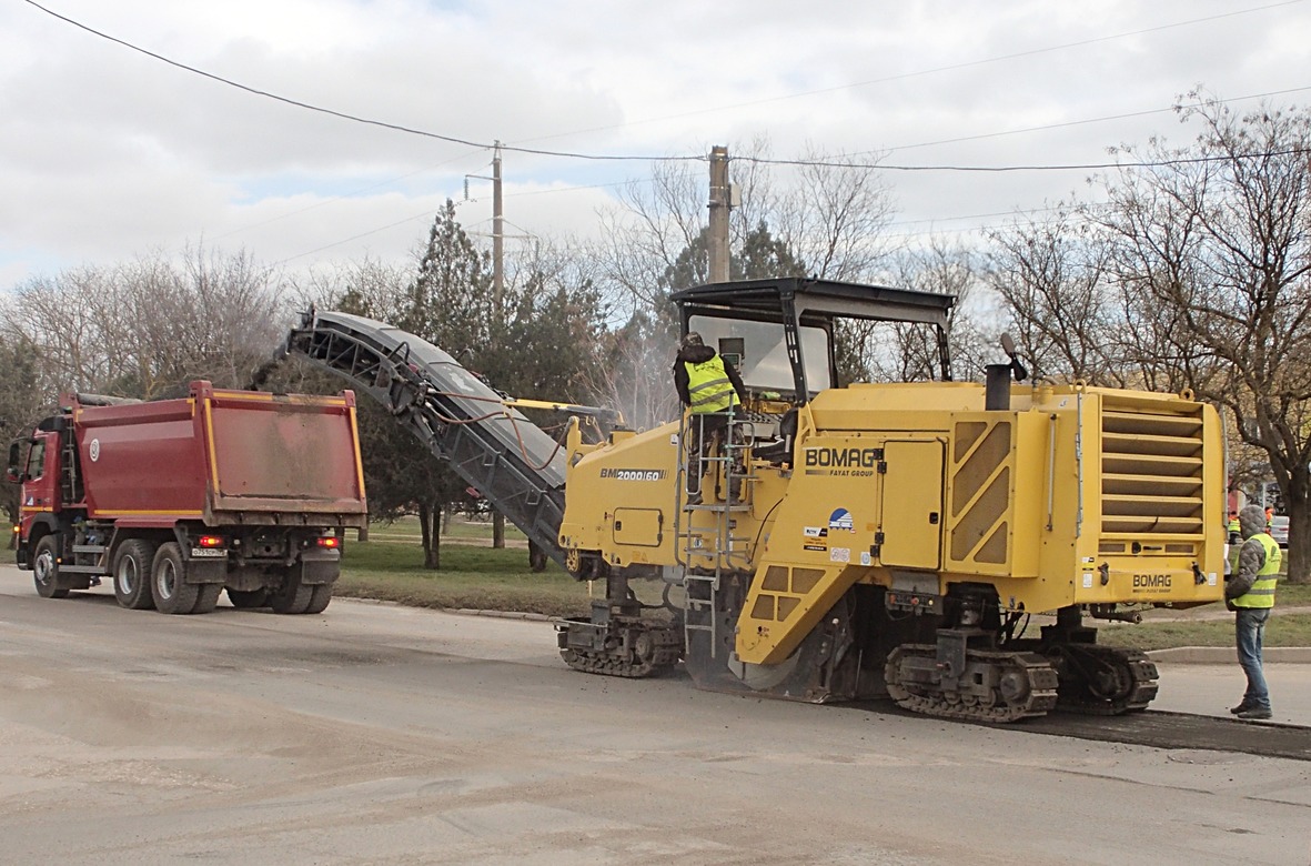 Москва, № О 751 СР 799 — Volvo ('2013) FMX.420 [X9P]; Крым, № (82) Б/Н СТ 0033 — Bomag (общая модель)