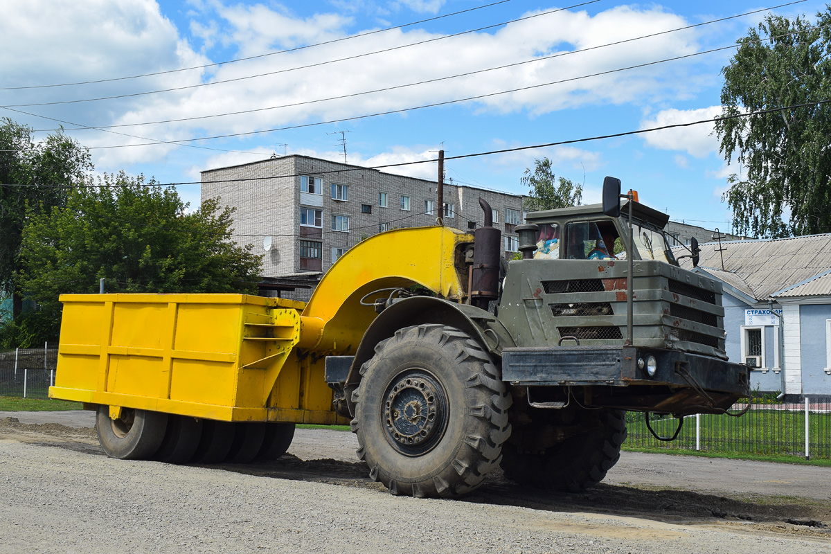 Алтайский край, № 0008 АУ 22 — МоАЗ-546П; Прицепы дорожные — Катки прицепные пневмоколёсные (общая); Прицепы дорожные — Каток ДУ-16Г