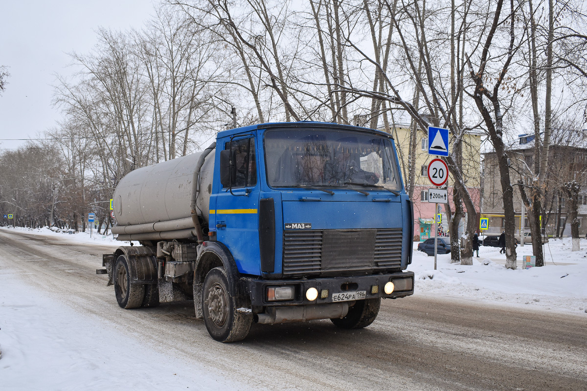 Свердловская область, № Е 624 РА 196 — МАЗ-533702