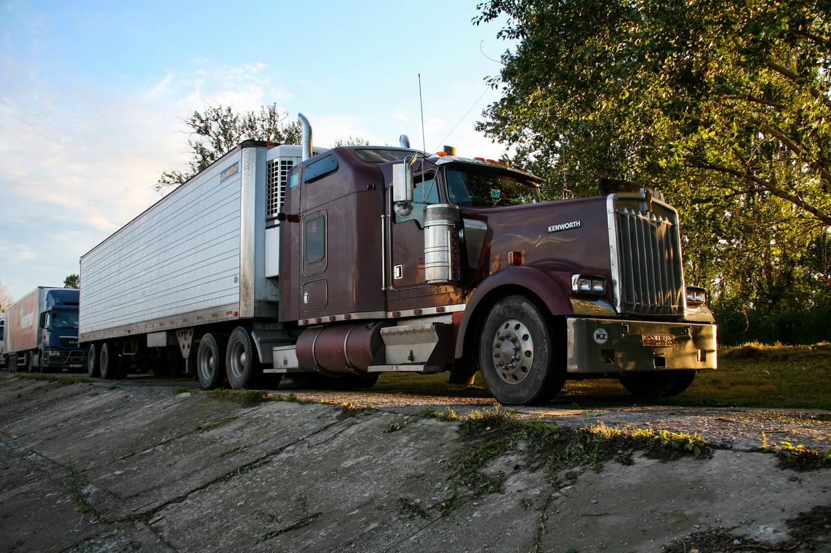 Киргизия, № KGBH 7786 — Kenworth W900