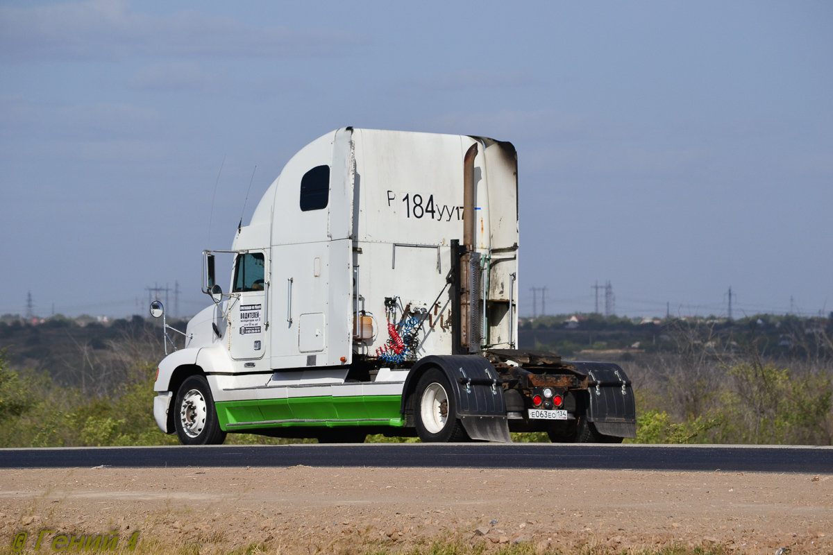 Волгоградская область, № Е 063 ЕО 134 — Freightliner FLD 120