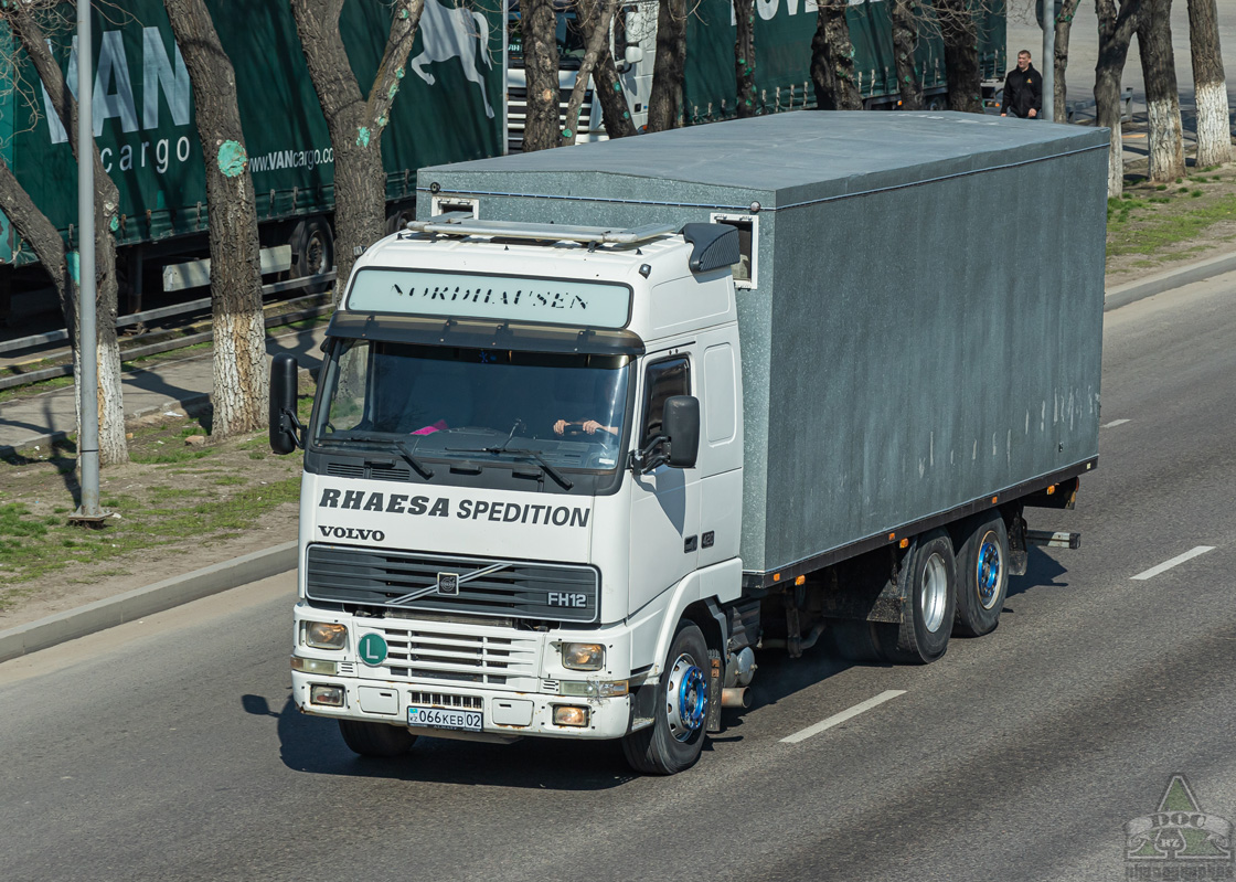 Алматы, № 066 KEB 02 — Volvo ('1993) FH12.420