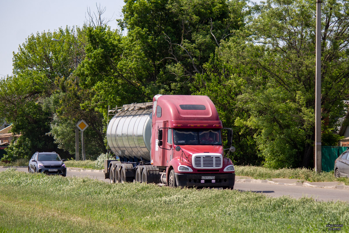 Краснодарский край, № В 381 СК 123 — Freightliner Columbia