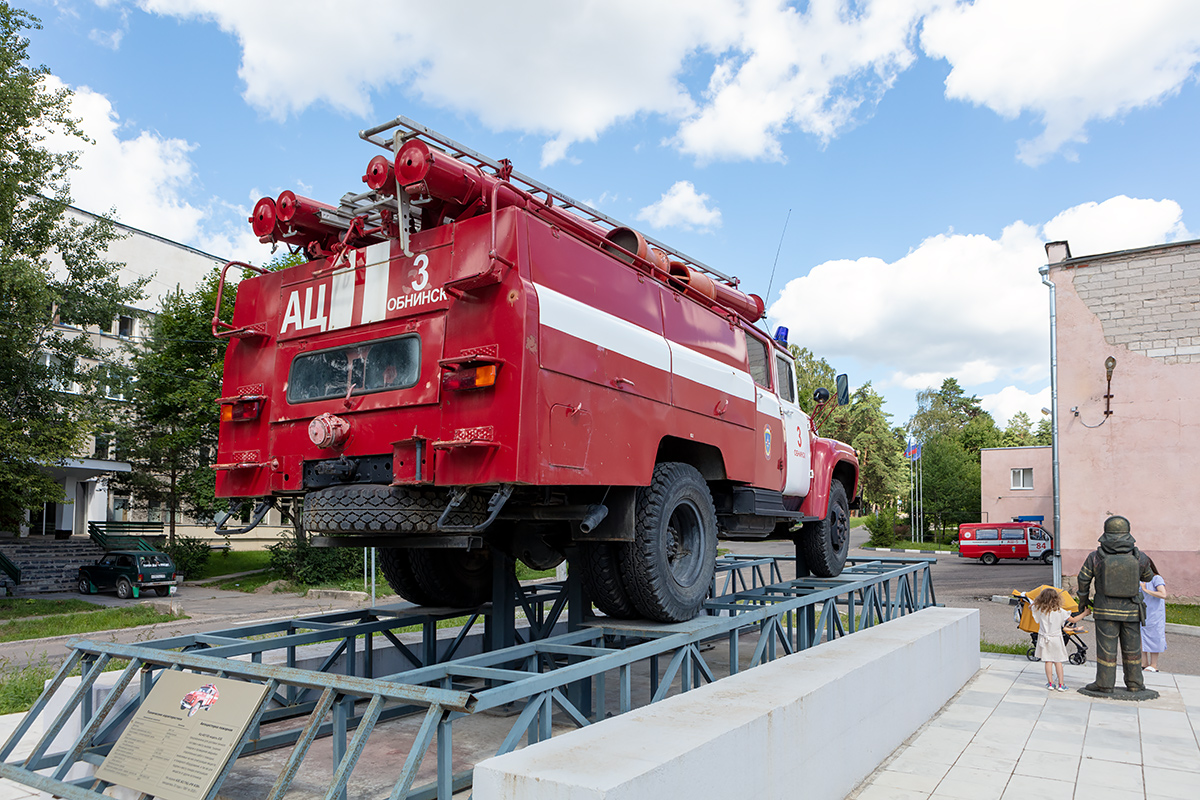 Калужская область, № К 009 СМ 40 — ЗИЛ-431412; Калужская область — Автомобили на постаментах; Техника на постаментах, памятники (Калужская область)