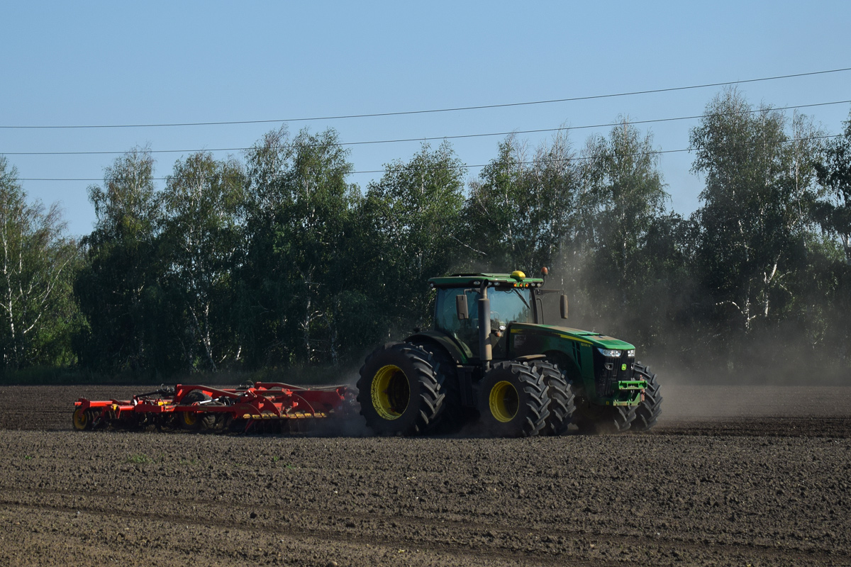 Алтайский край, № 2107 МТ 22 — John Deere 8335R; Прицепы сельскохозяйственные — Культиваторы (общая)