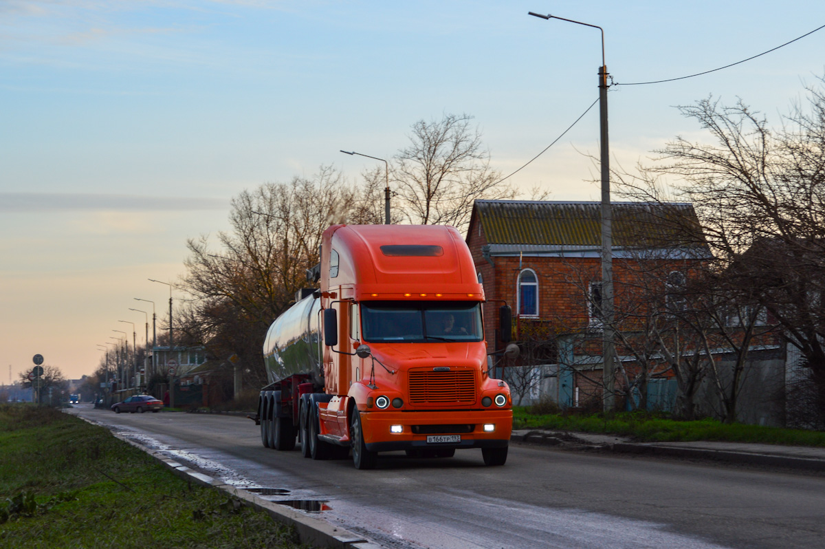 Краснодарский край, № В 166 ТР 193 — Freightliner Century Class