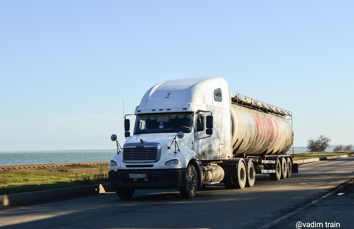 Краснодарский край, № М 858 УО 123 — Freightliner Columbia