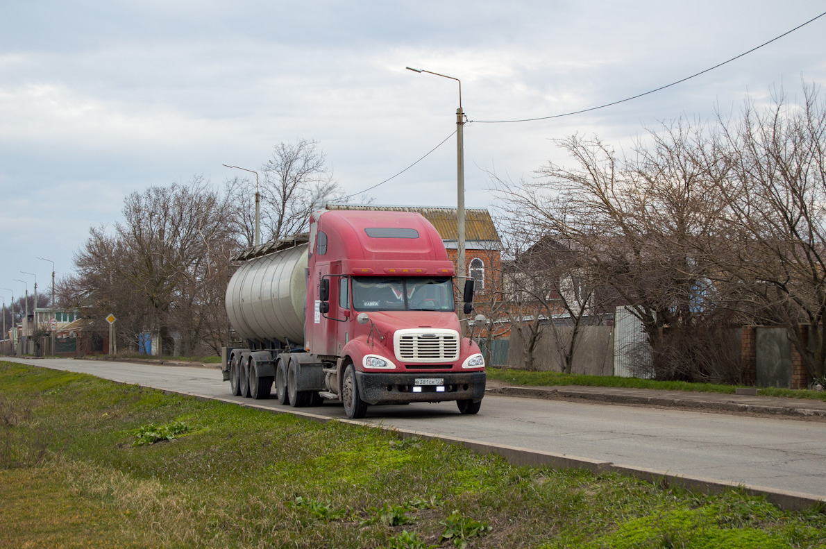 Краснодарский край, № В 381 СК 123 — Freightliner Columbia