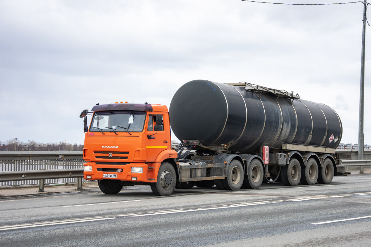 Ленинградская область, № Р 671 АВ 198 — КамАЗ-65115-50