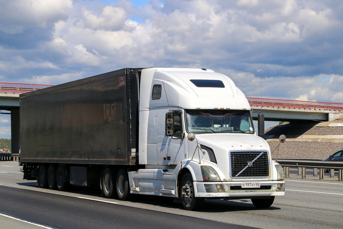 Псковская область, № Е 197 НУ 60 — Volvo VNL670