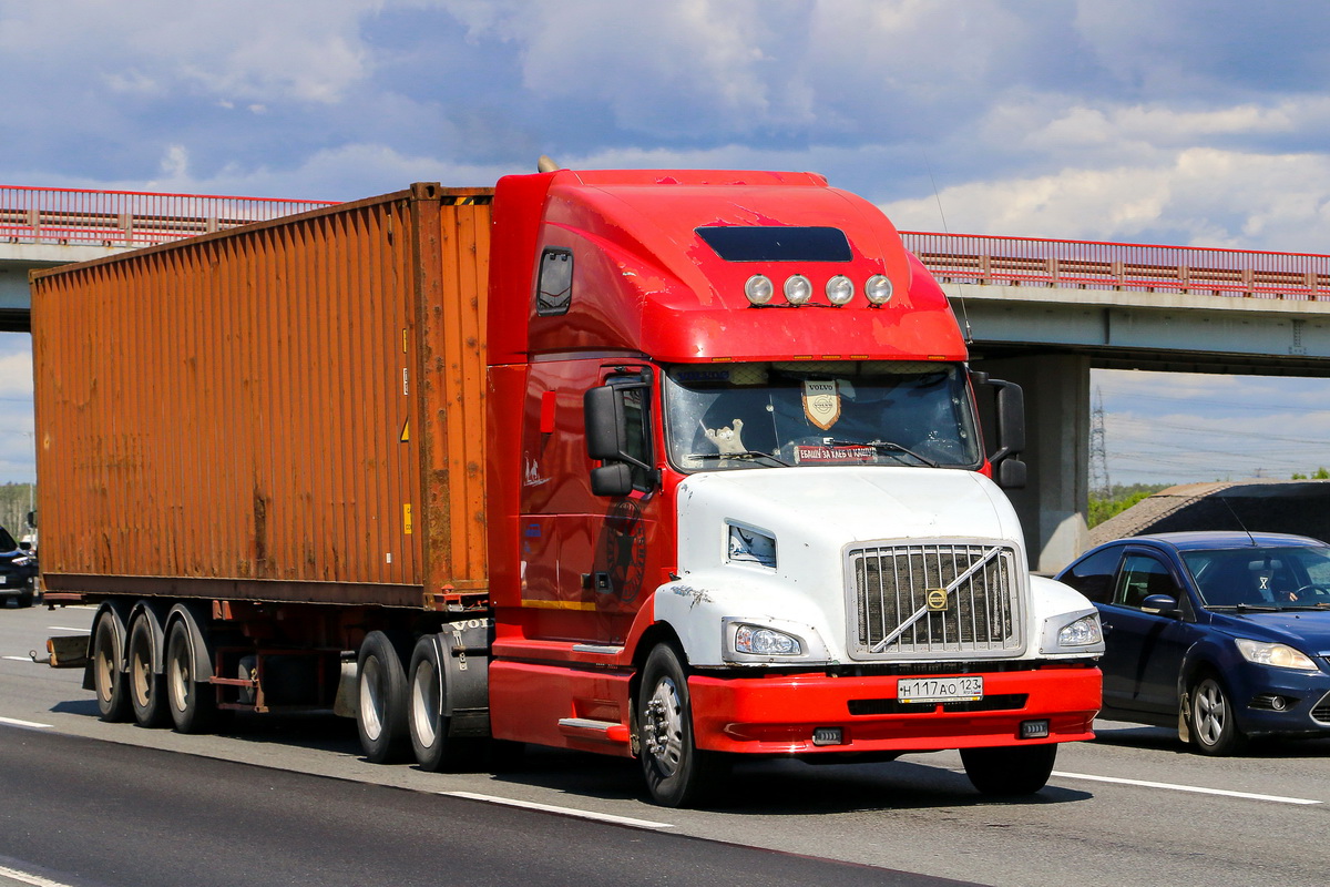 Краснодарский край, № Н 117 АО 123 — Volvo VNL660