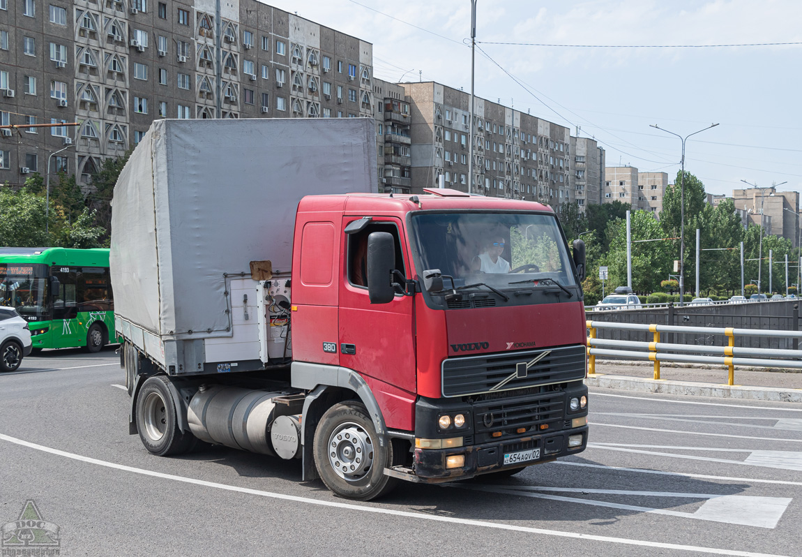 Алматы, № 654 AQV 02 — Volvo ('1993) FH12.380