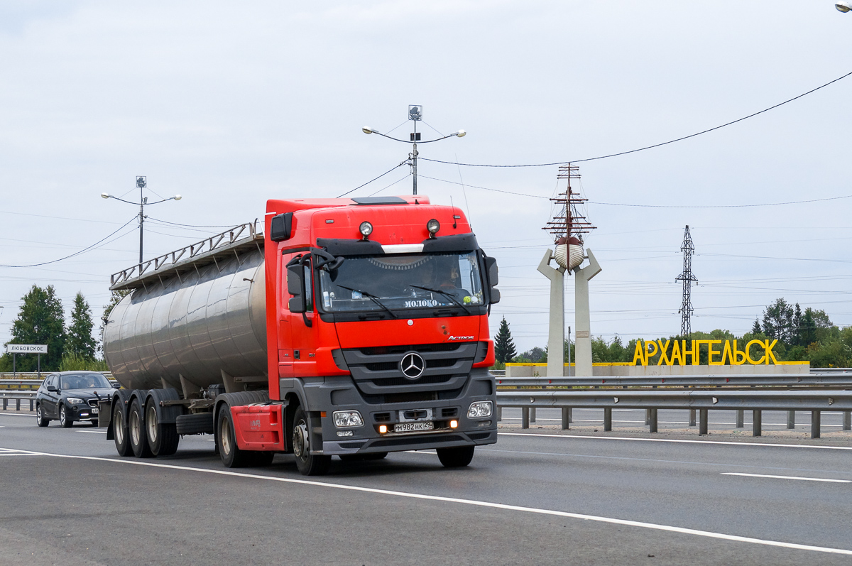 Архангельская область, № М 982 НК 29 — Mercedes-Benz Actros ('2009) 1844