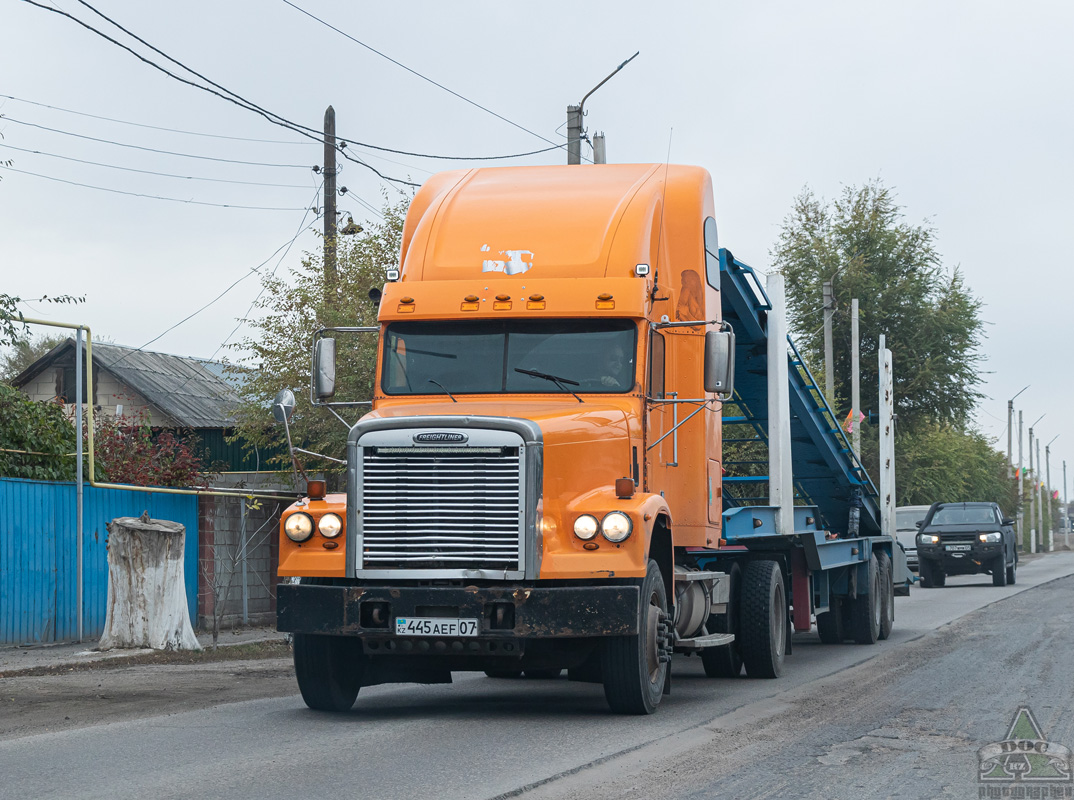 Западно-Казахстанская область, № 445 AEF 07 — Freightliner FLD 120 SD