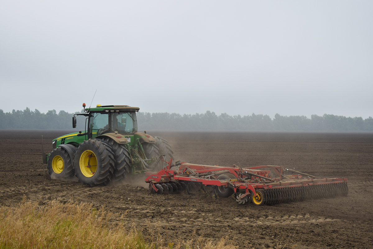 Алтайский край, № 8690 МТ 22 — John Deere 8335R; Прицепы сельскохозяйственные — Культиваторы (общая)