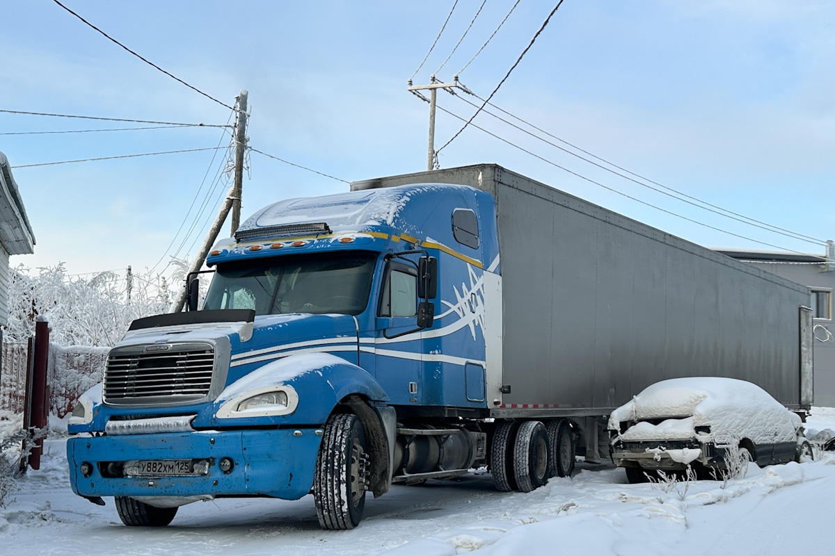 Приморский край, № У 882 ХМ 125 — Freightliner Columbia