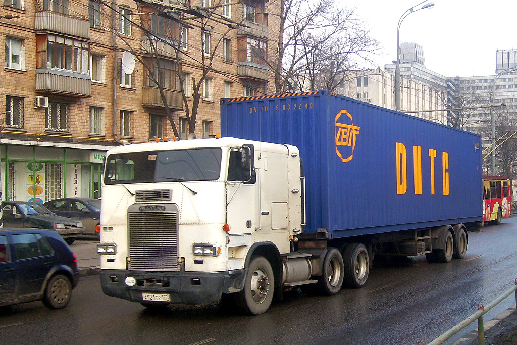 Москва, № А 121 ТР 177 — Freightliner FLB