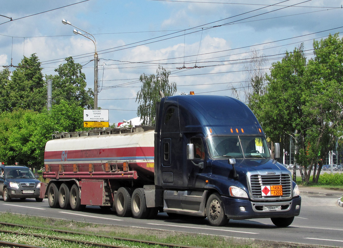 Нижегородская область, № Е 103 АО 152 — Freightliner Cascadia