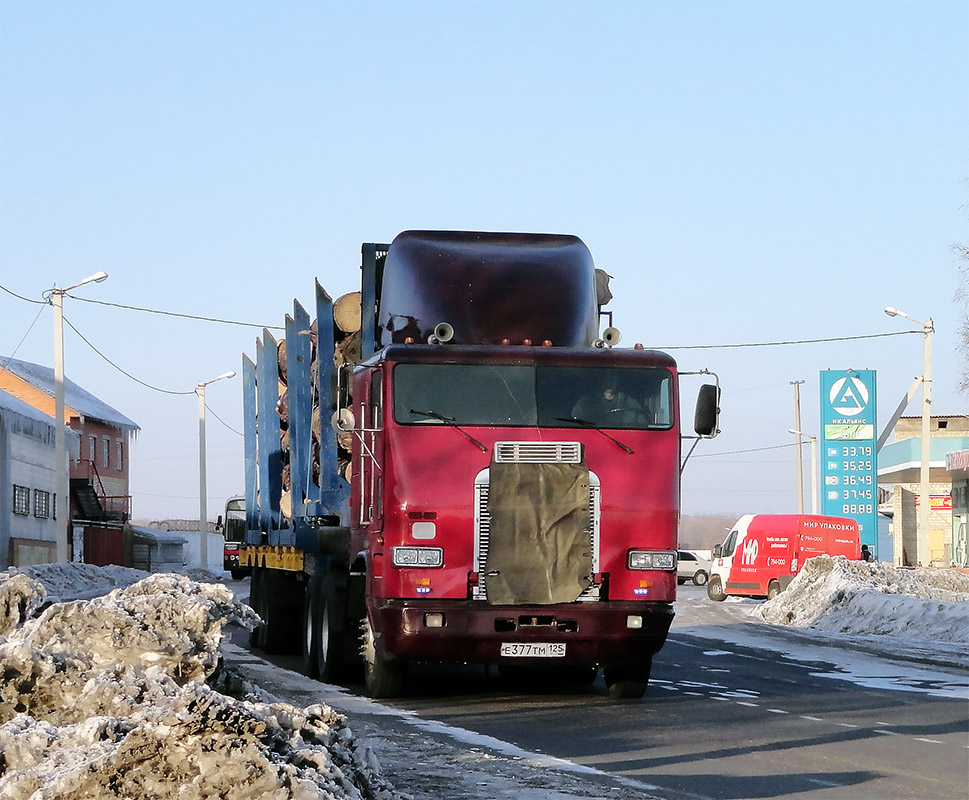 Приморский край, № Е 377 ТМ 125 — Freightliner FLB