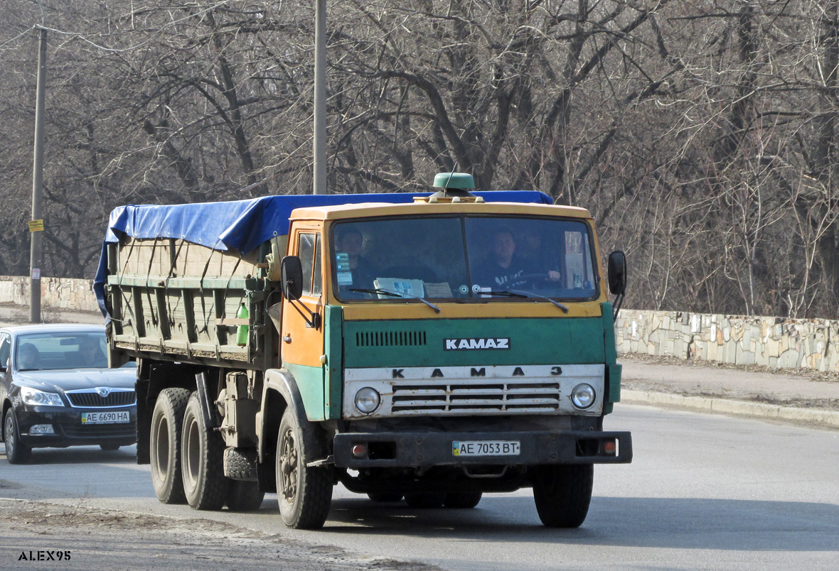 Днепропетровская область, № АЕ 7053 ВТ — КамАЗ-5320