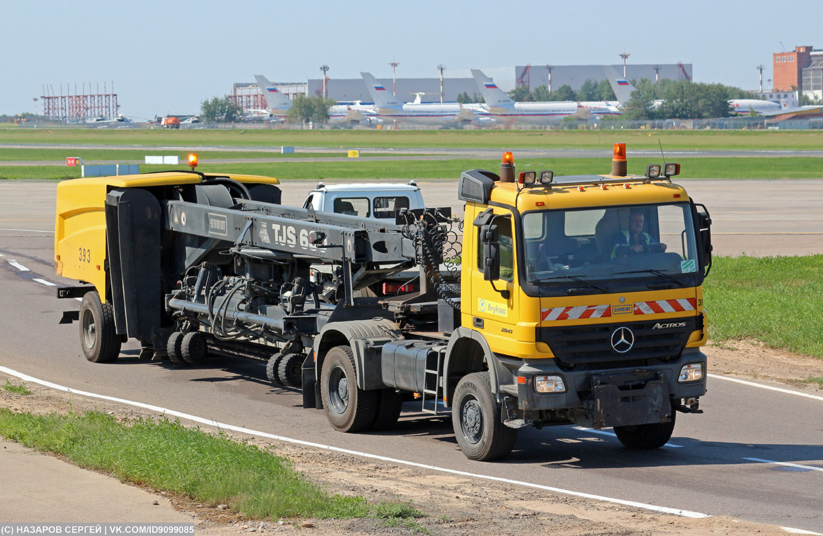 Москва, № 393 — Mercedes-Benz Actros ('2003) 2041