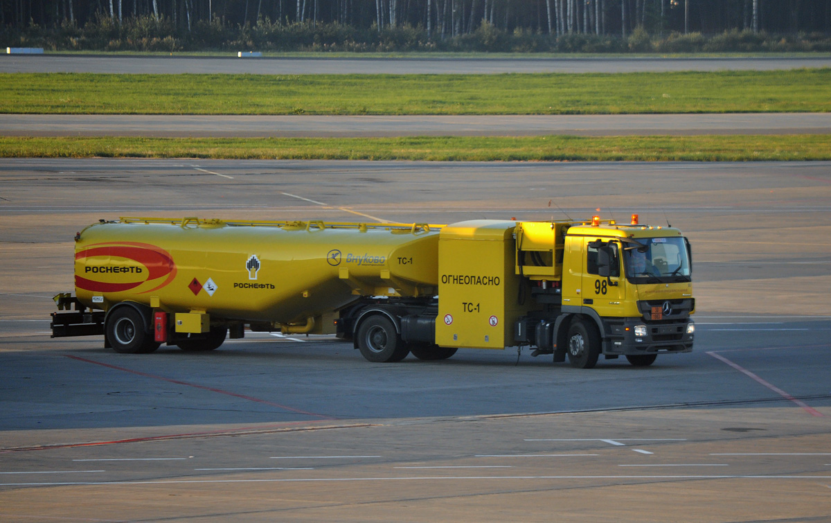 Москва, № 98 — Mercedes-Benz Actros ('2009) 2032