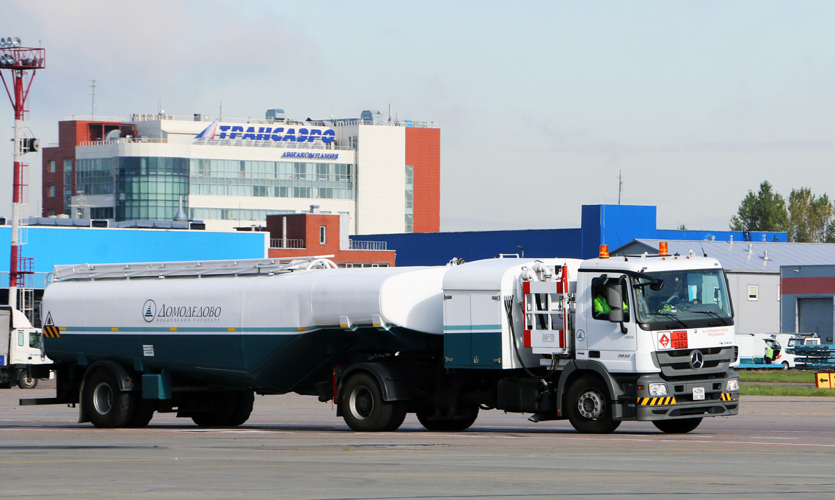 Московская область, № 04956 — Mercedes-Benz Actros ('2009) 3032