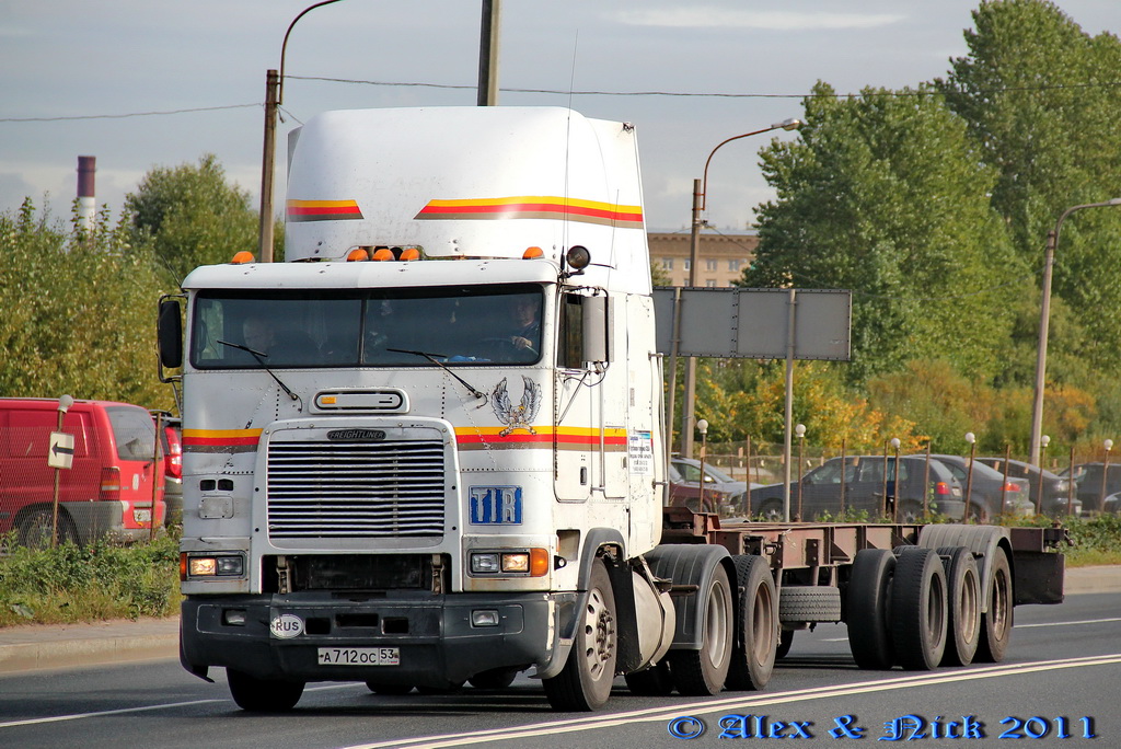 Новгородская область, № А 712 ОС 53 — Freightliner FLB