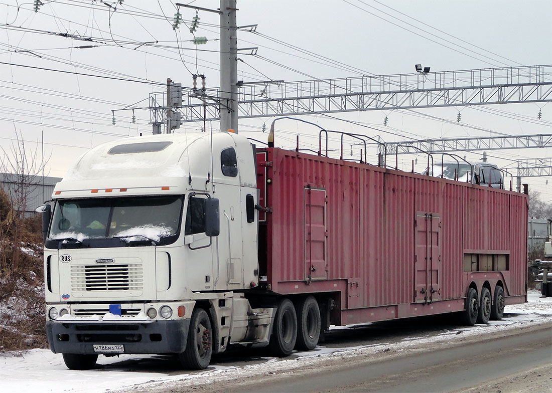 Приморский край, № Н 186 МА 125 — Freightliner Argosy