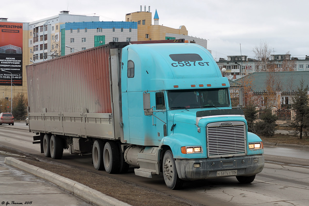 Приморский край, № С 587 ЕТ 125 — Freightliner FLD 120