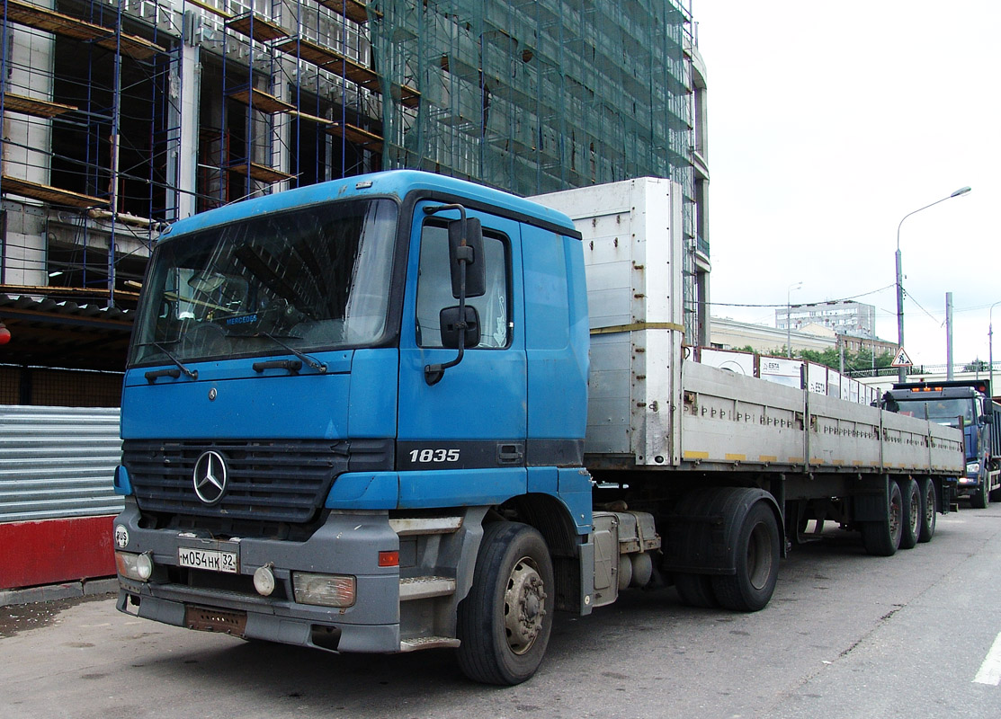 Брянская область, № М 054 НК 32 — Mercedes-Benz Actros ('1997) 1835