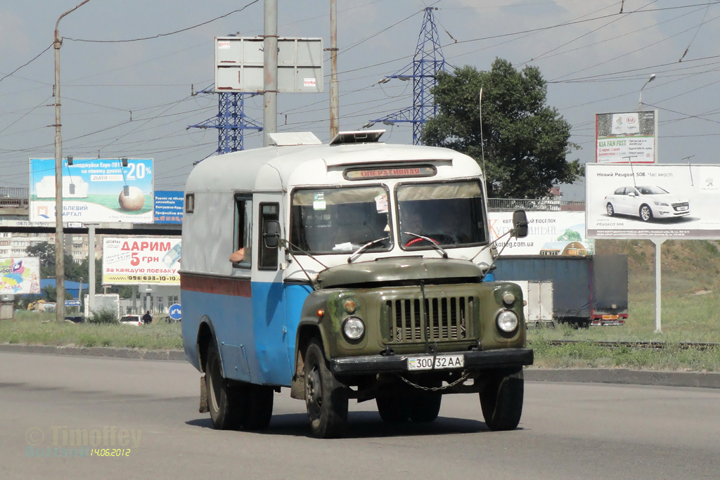 Днепропетровская область, № 300-32 АА — ГАЗ-53-12