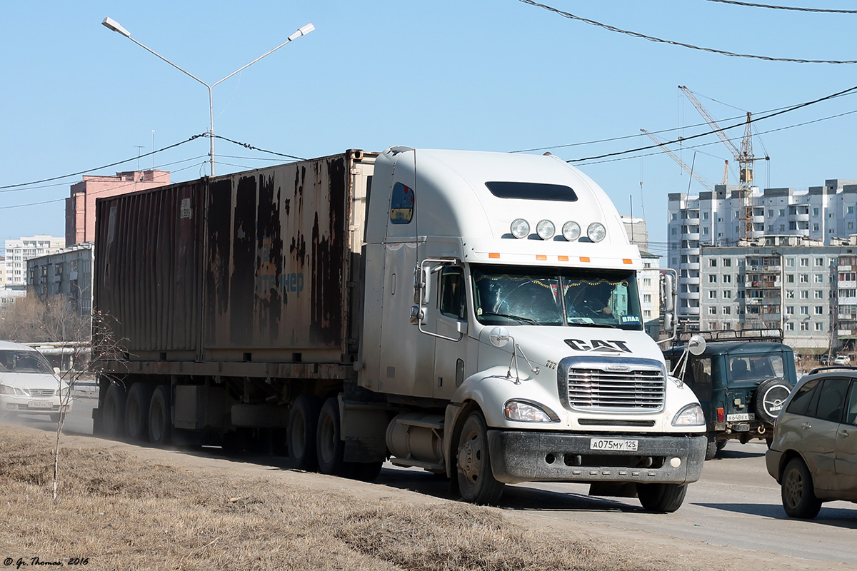 Приморский край, № А 075 МУ 125 — Freightliner Columbia