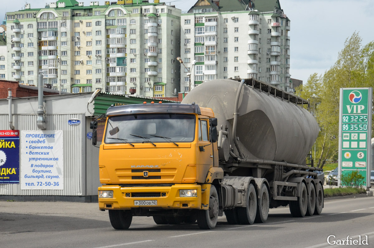 Кемеровская область, № Р 300 ОВ 42 — КамАЗ-65116-N3; Кемеровская область, № АК 6700 42 — ОдАЗ (общая модель)