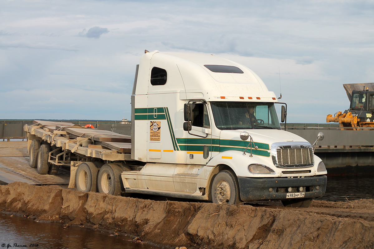 Новосибирская область, № А 983 МР 154 — Freightliner Columbia