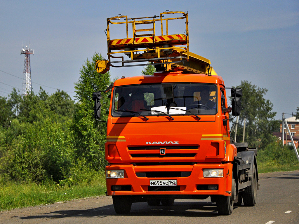 Кемеровская область, № М 695 АС 142 — КамАЗ-43253-H3