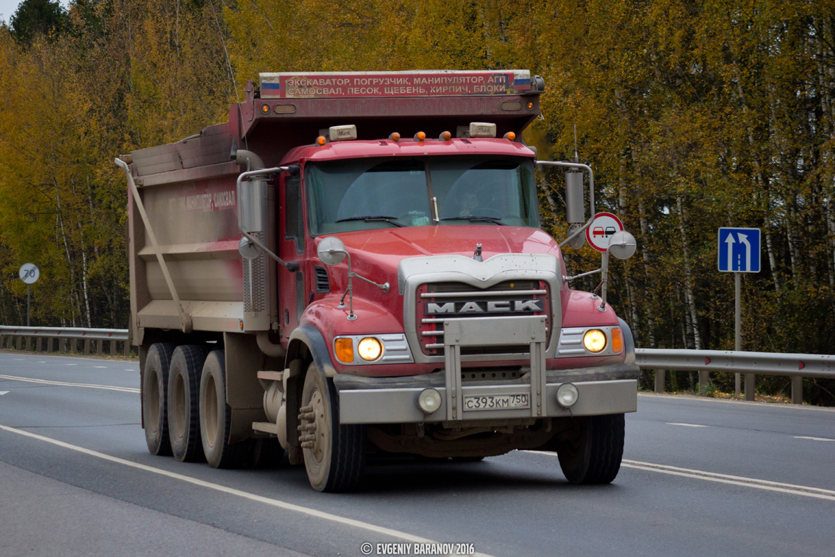 Московская область, № С 393 КМ 750 — Mack Granite