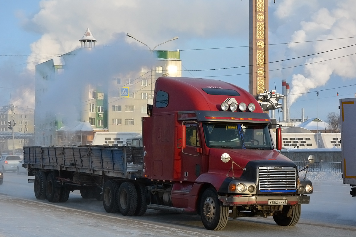 Приморский край, № У 082 КН 25 — Freightliner Century Class