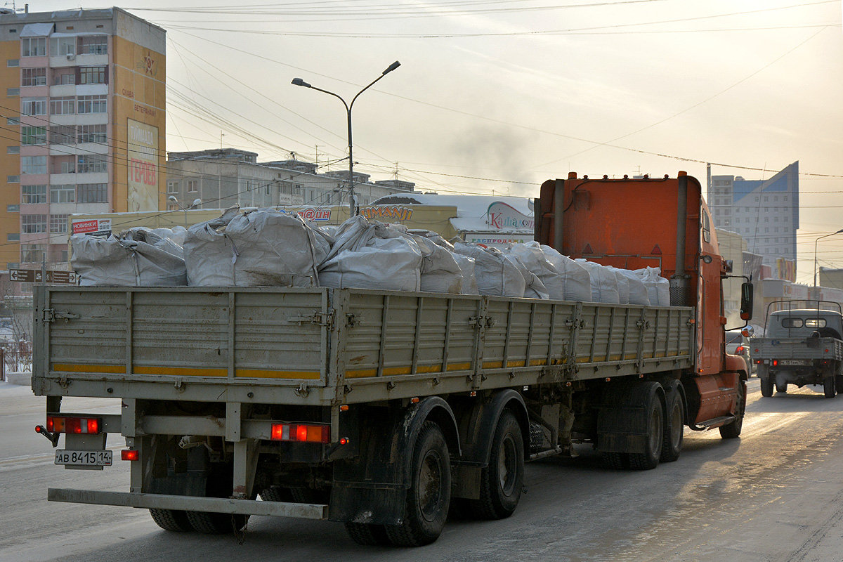 Саха (Якутия), № Е 562 МА 14 — Freightliner Century Class