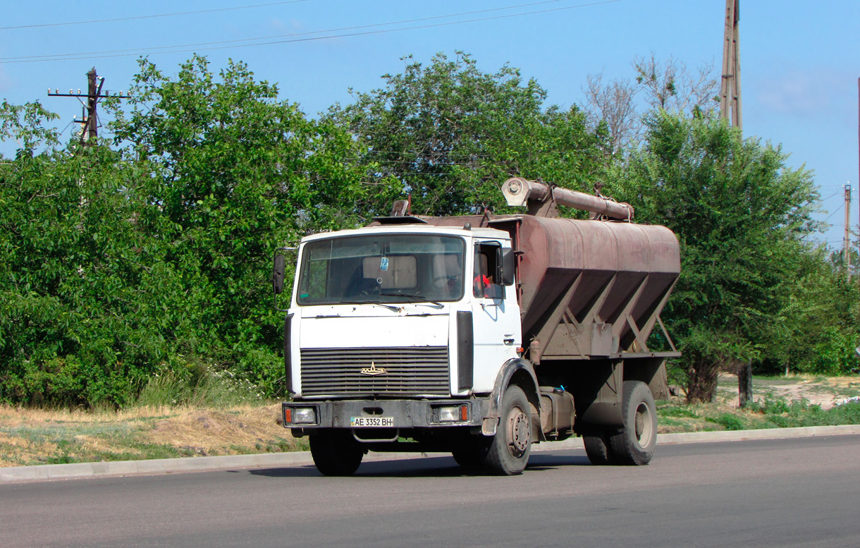 Днепропетровская область, № АЕ 3352 ВН — МАЗ-533702