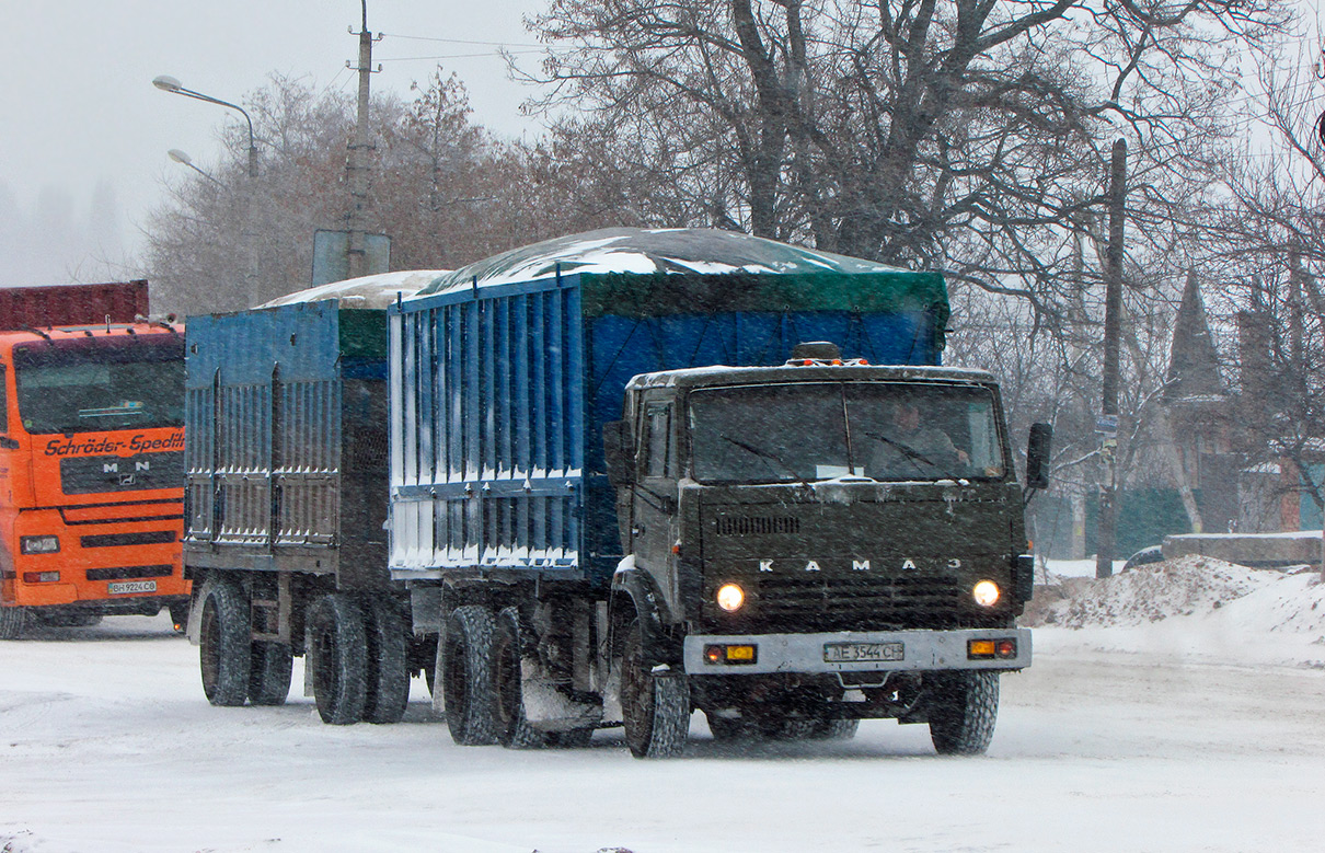 Днепропетровская область, № АЕ 3544 СН — КамАЗ-53208