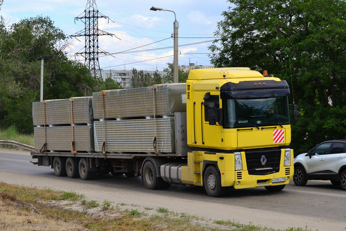 Волгоградская область, № А 028 СА 134 — Renault Magnum E-Tech ('2001)