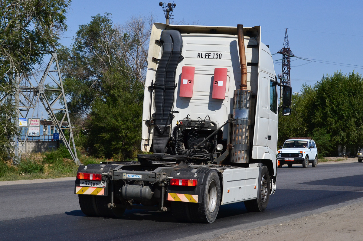 Ленинградская область, № Р 371 КУ 47 — Volvo ('2002) FH-Series