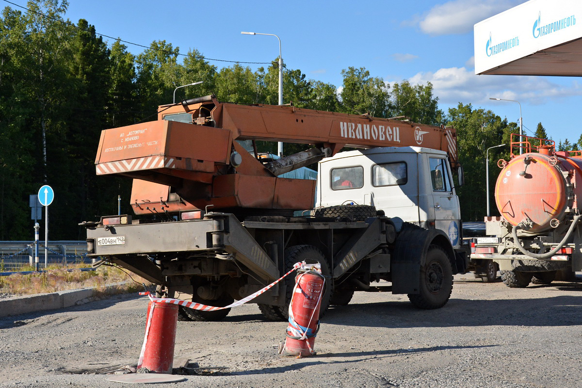 Кемеровская область, № Е 004 ВН 142 — МАЗ-5337 [533700]