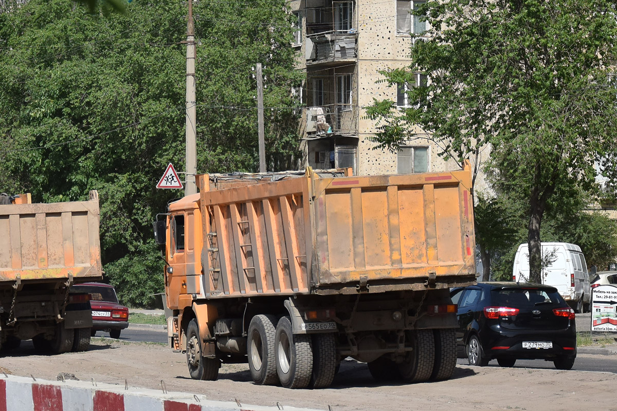 Астраханская область, № Р 565 ЕО 30 — Shaanxi Shacman F3000 SX325x