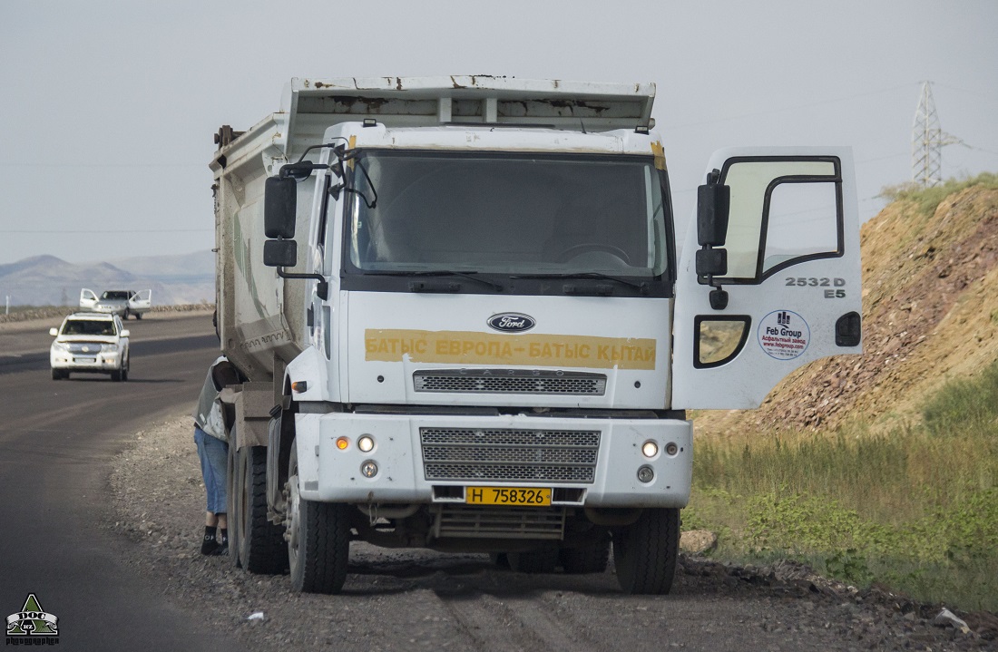 Туркестанская область, № H 758326 — Ford Cargo ('2003) 2532