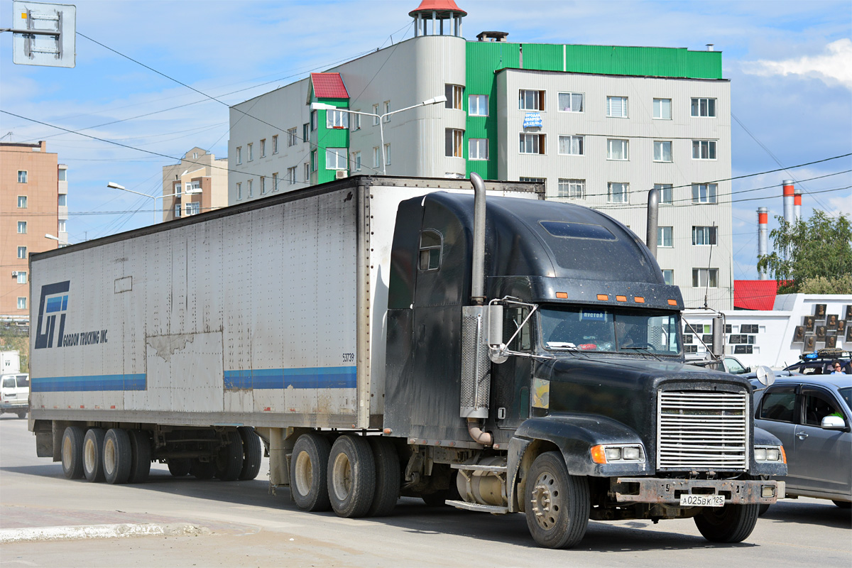 Приморский край, № А 025 ВК 125 — Freightliner FLD 120