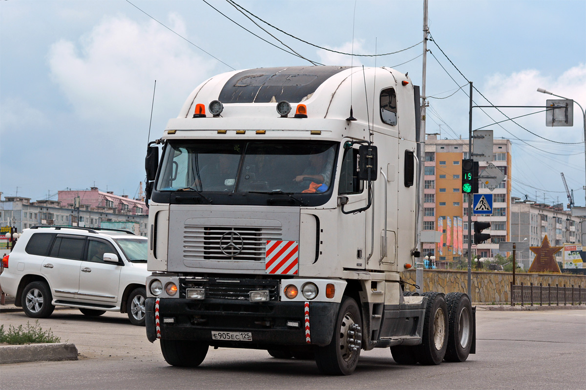 Приморский край, № Е 905 ЕС 125 — Freightliner Argosy